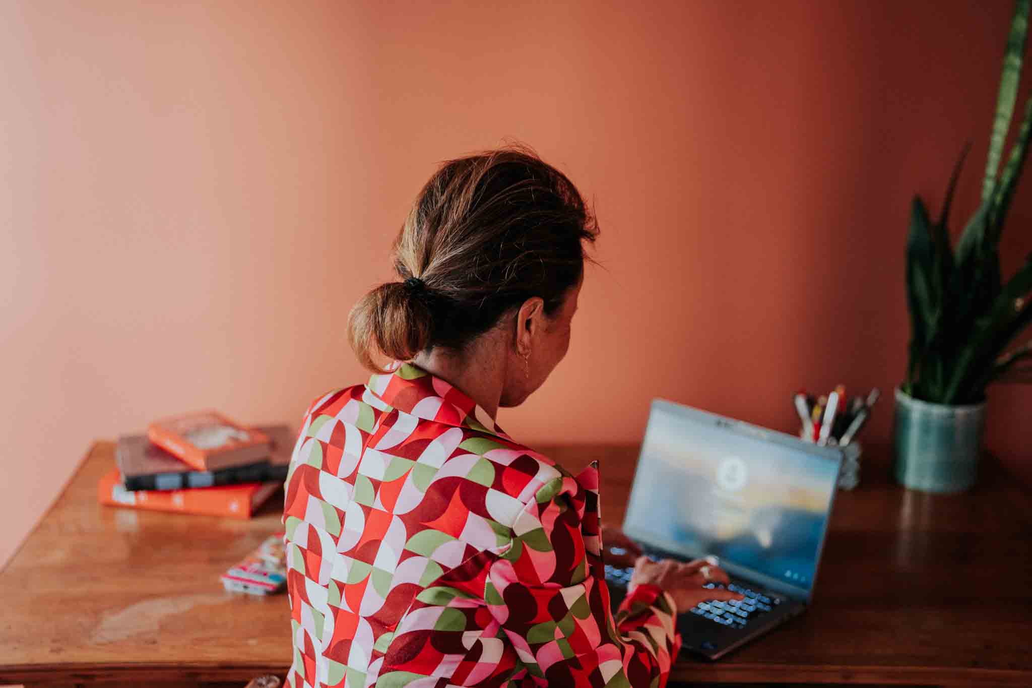 Personne travaillant sur écran